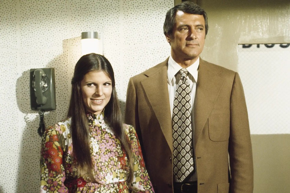 Susan Saint James e Rock Hudson em cena da série 'McMillan and Wife' — Foto: Divulgação/NBC