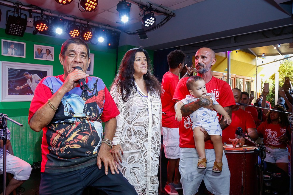 Zeca Pagodinho canta ao lado de amigos e familiares — Foto: Paulo Tauil / AgNews