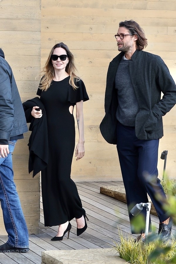Filhos estão descontentes com novo relacionamento de Angelina Jolie, diz  site - Monet