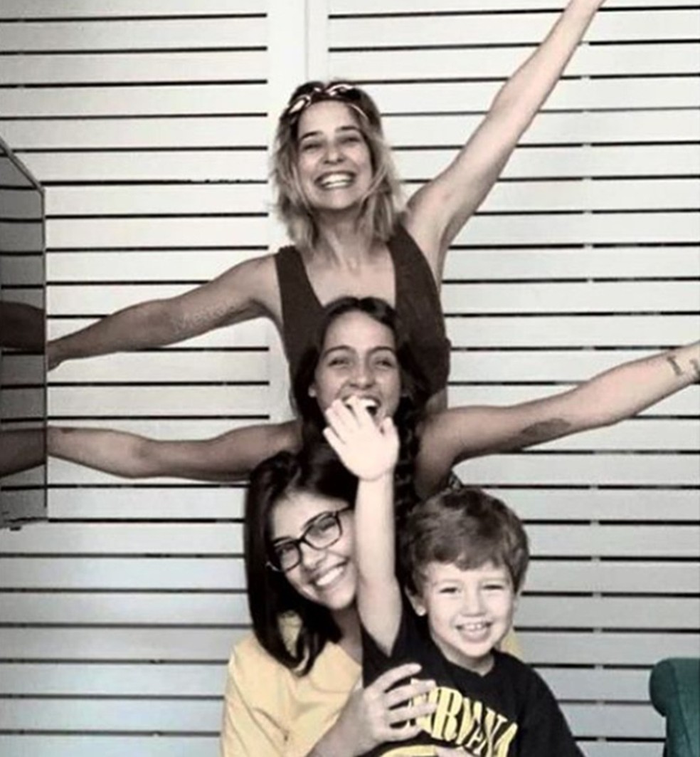 Palomma Duarte com Ana Clara, Maria Luiza e Antônio, seus três filhos — Foto: Reprodução/Instagram