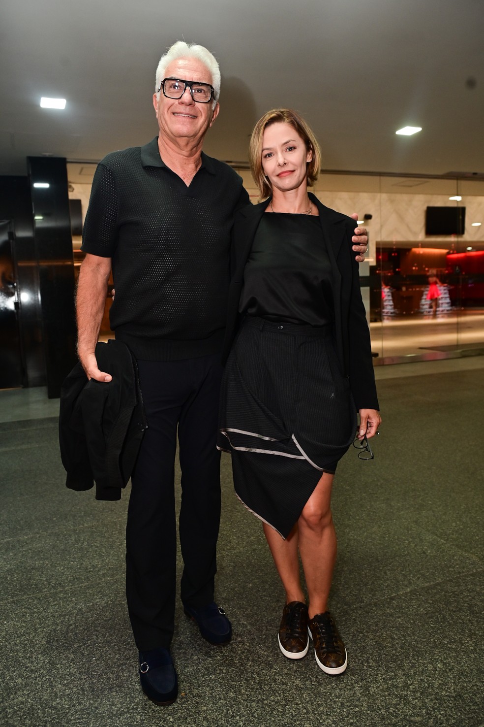 Bianca Rinaldi é clicada ao lado do marido em estreia de peça em SP