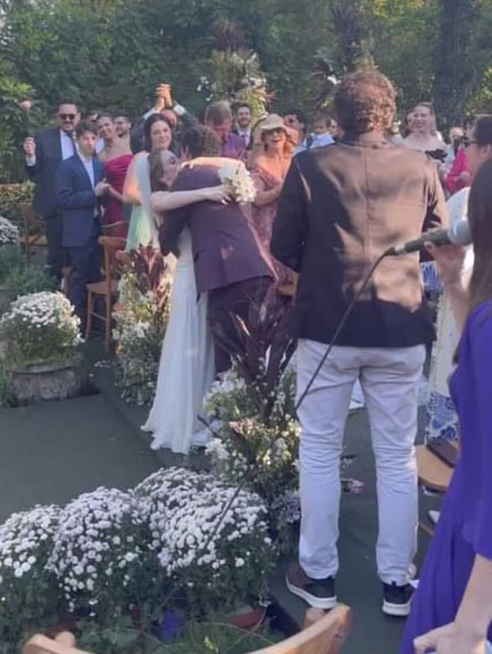 Beijo dos noivos Pedro Rocha e Vanessa Gheno após cerimônia — Foto: Reprodução/Instagram