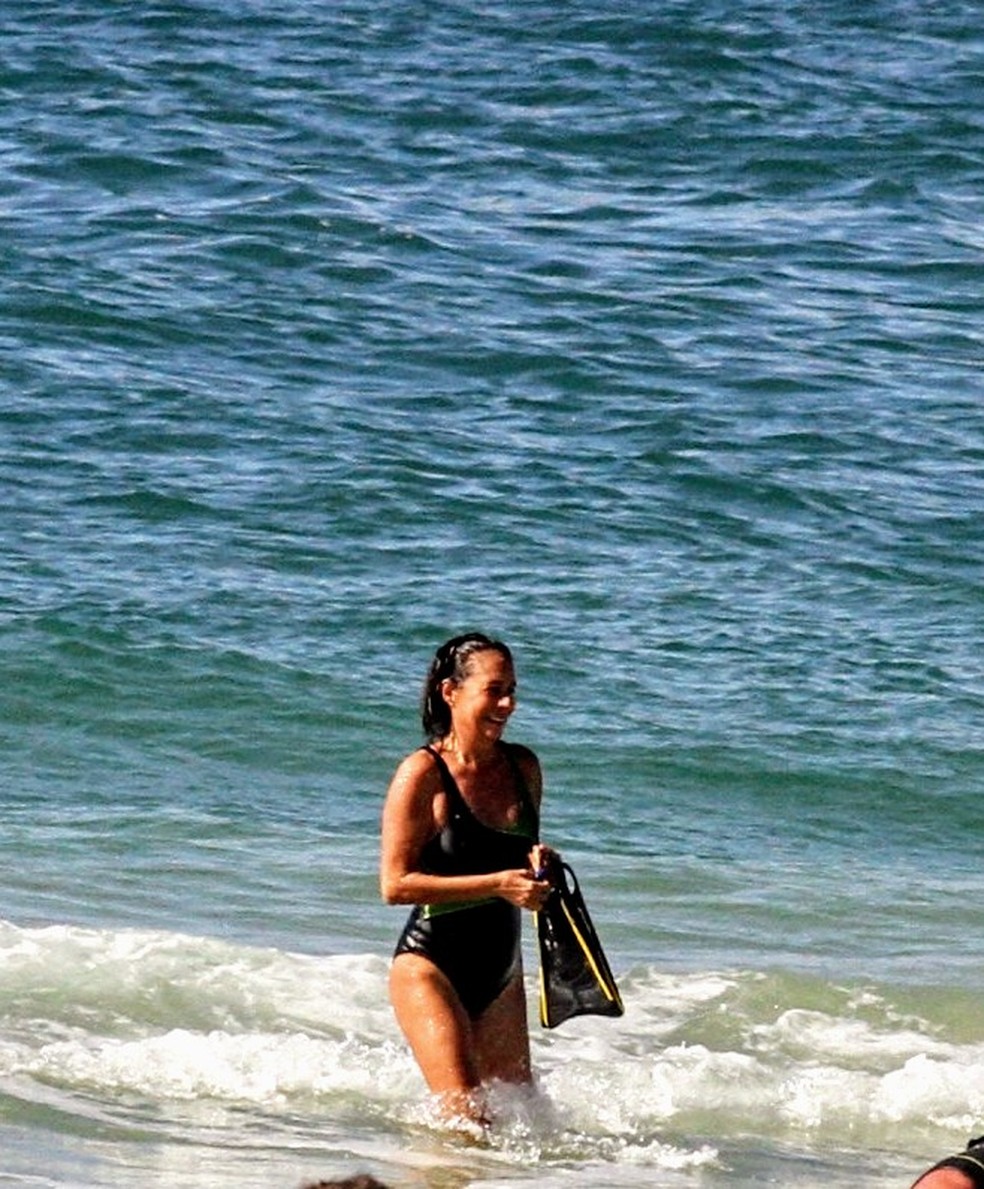 Sorridente, Andrea Beltrão é clicada nadando na praia do Rio de Janeiro — Foto: Dan Delmiro / agnews