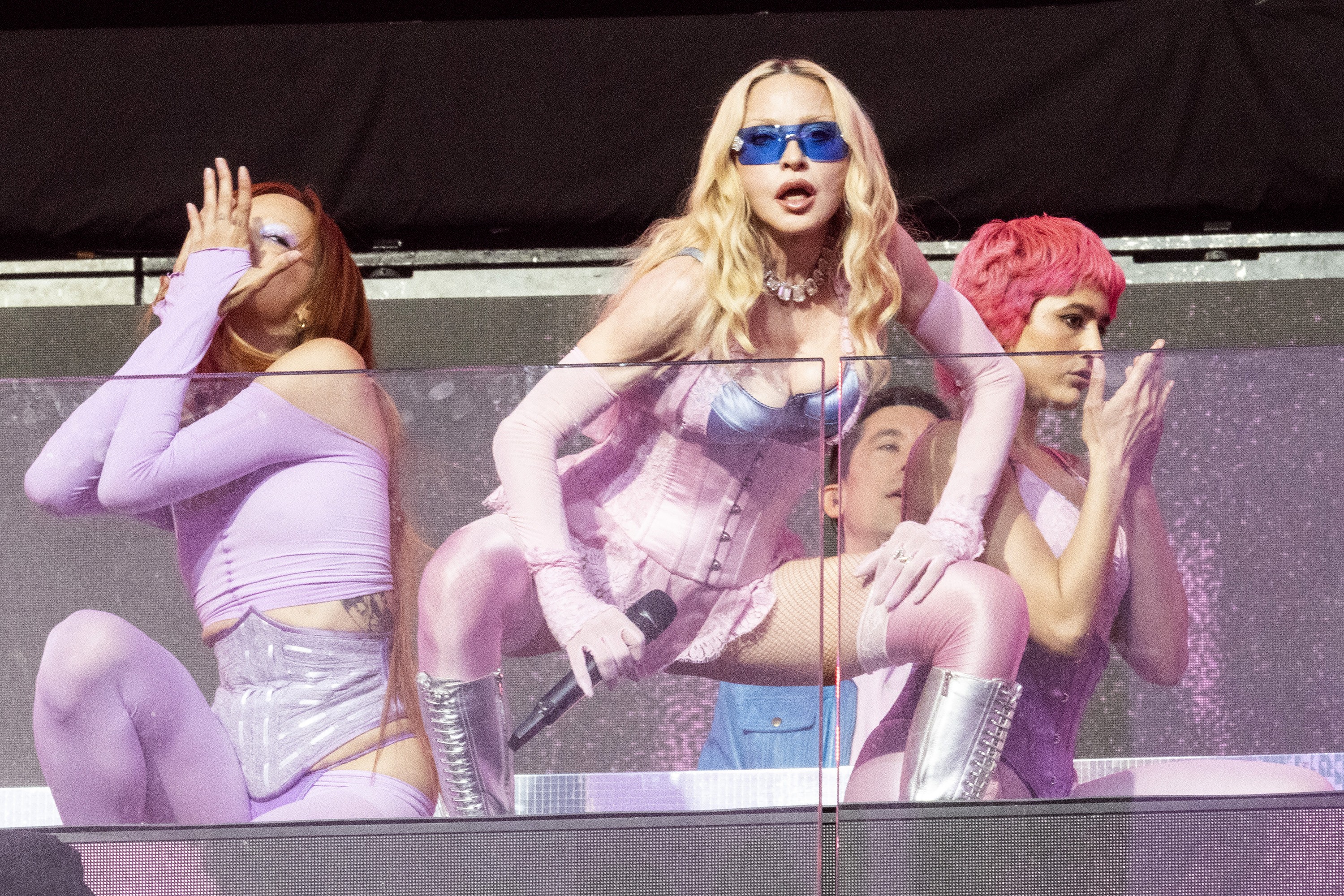 Cover image for De corset, Madonna arrasa com show surpresa na Times Square, em NY; assista