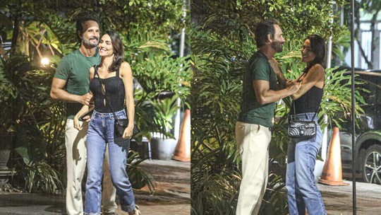 Rodrigo Santoro e Mel Fronckowiak protagonizam rara cena de beijo durante passeio 