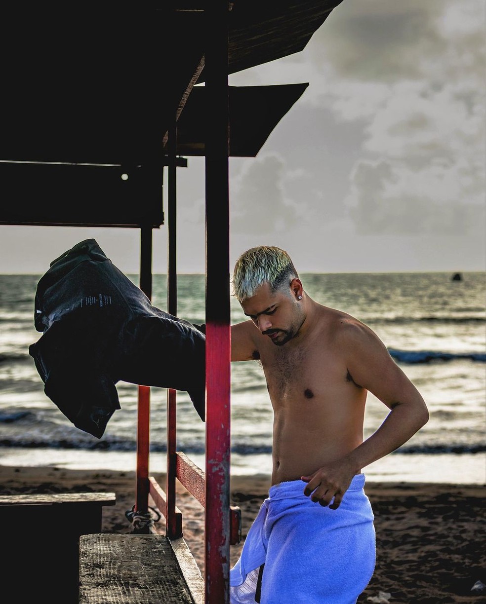 Pedro Sampaio posta foto na praia e internautas provocam: 'Dei zoom'