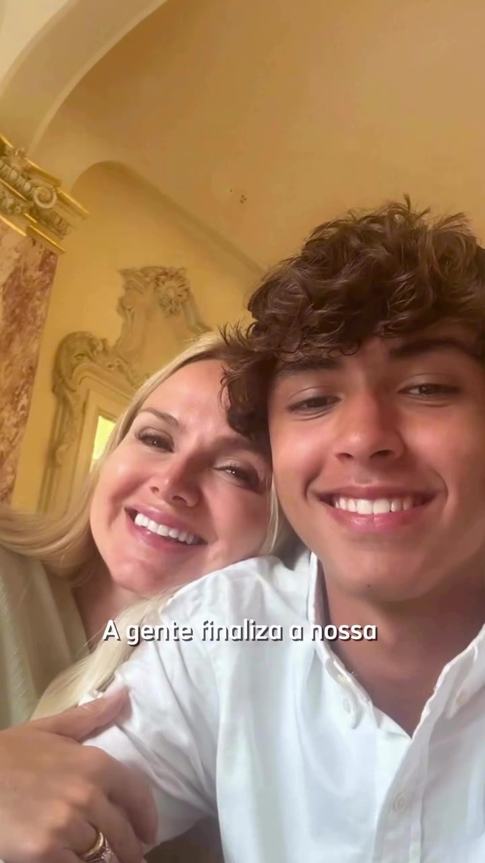 Eliana reencontra o filho, Arthur, após primeiras férias dos dois separados — Foto: Reprodução/Instagram