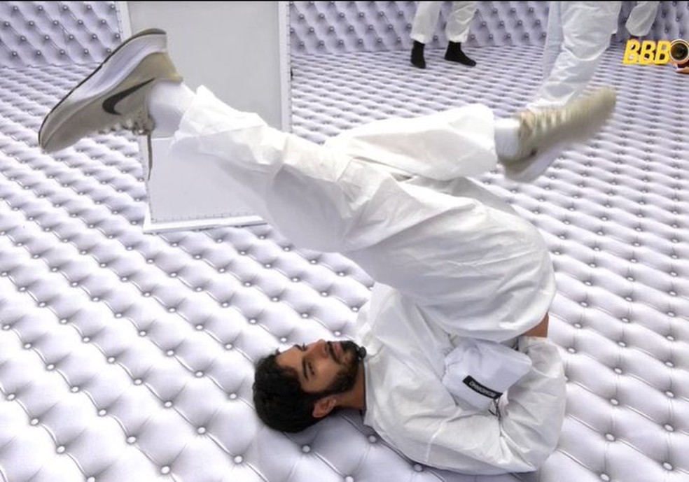 Ricardinho fazendo break dance no Quarto Branco &mdash; Foto: Reprodu&ccedil;&atilde;o/Globoplay