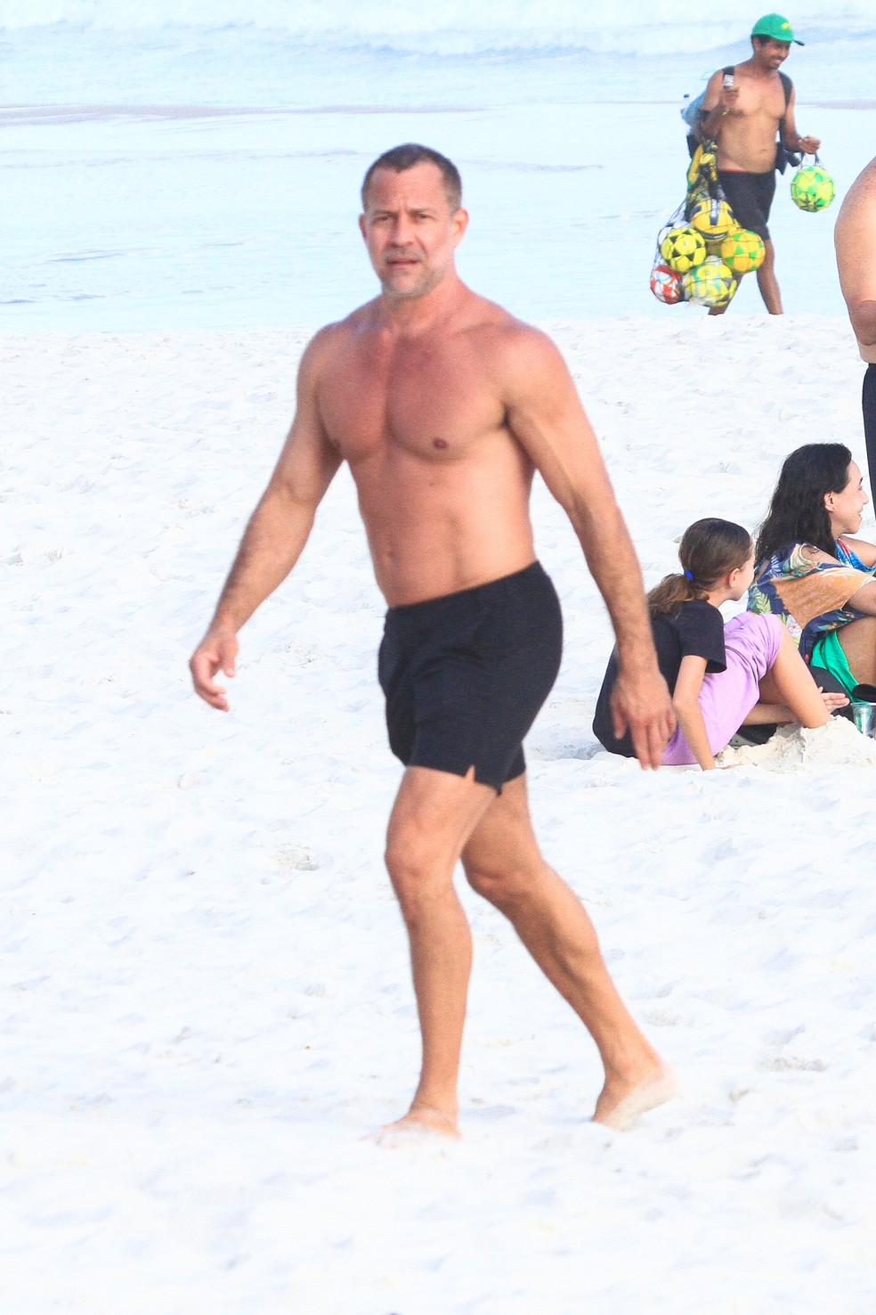 Malvino Salvador curtiu praia em família com Kyra Gracie — Foto: Fabrício Pioyani/Agnews