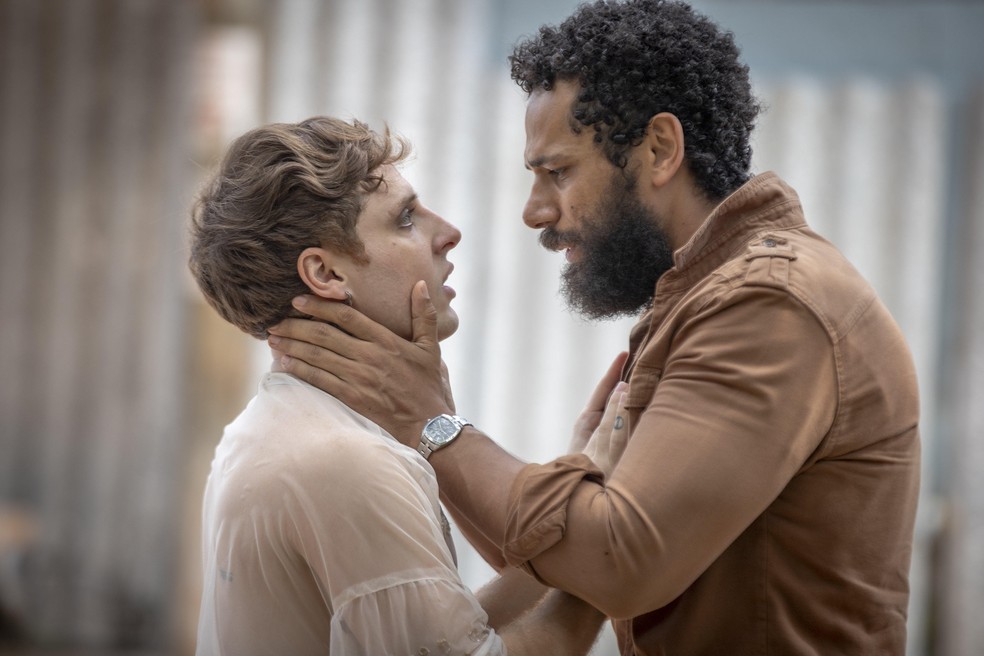 Amaury Lorenzo e Diego Martins como Kelvin e Ramiro em 'Terra e Paixão' — Foto: Globo/Paulo Belote