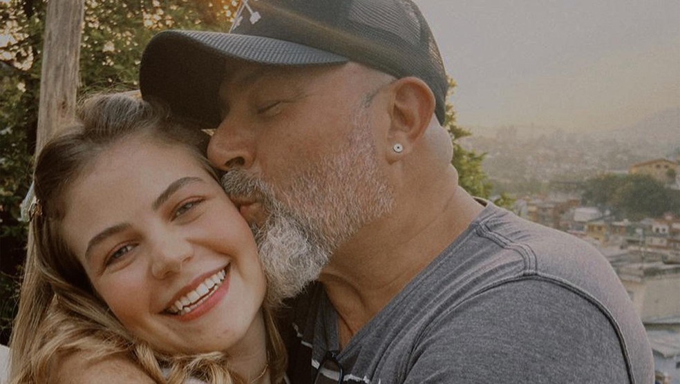 Isabella Aglio, filha de Rinaldo Amaral, o Mingau, do Ultraje a Rigor, posta fotos com o pai — Foto: Instagram