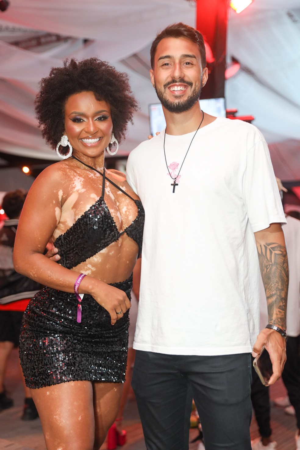 Ex-BBB Natália Deodato recebe ajuda do namorado antes de desfile: Ele  ainda me carrega no final