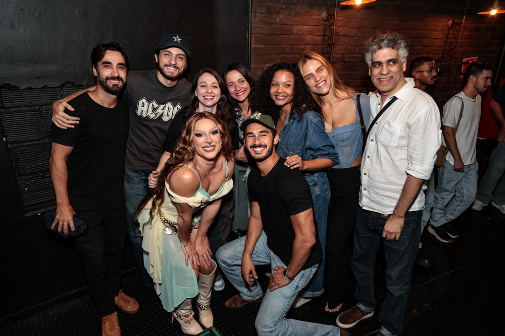 Agatha Moreira aposta em bermuda jeans para programa cultural com ...