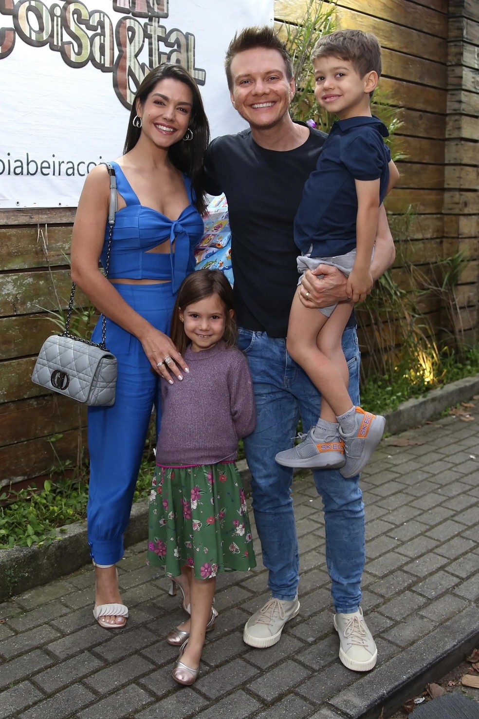 Thaís Fersoza, Michel Teló e os filhos, Melinda e Teodoro (Foto: Roberto Filho/ Brazil News) — Foto: Quem