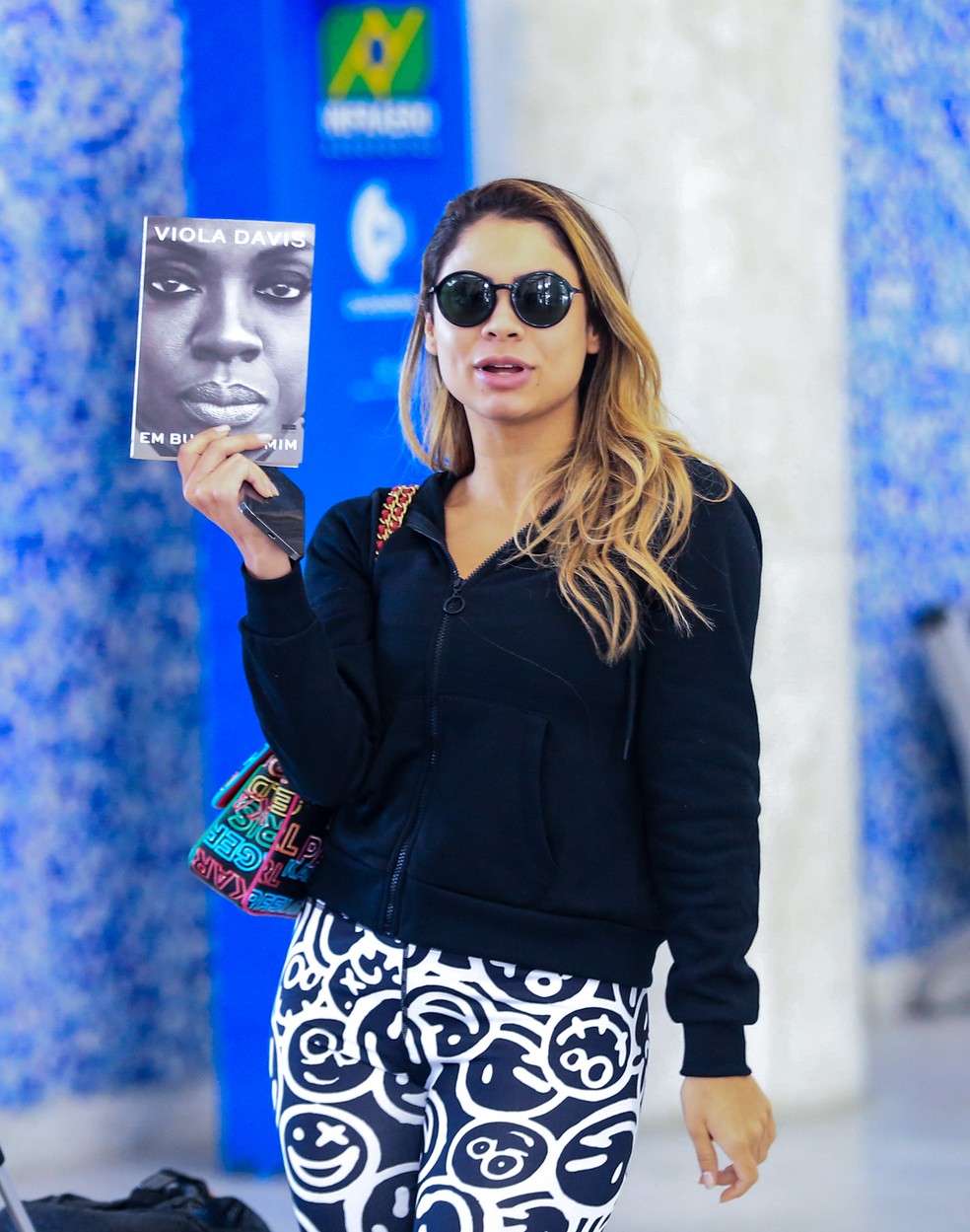 Lexa exalta biografia de Viola Davis ao desembarcar em aeroporto