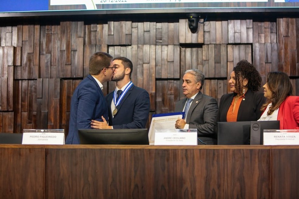 Pedro Figueiredo recebe medalha de Erick Rianelli, e casal de jornalistas comemora com beijo — Foto: Rafael Wallace/Instagram