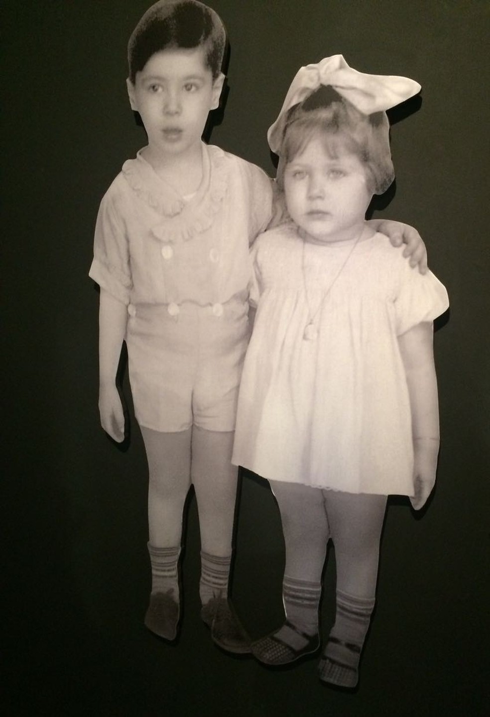 Silvio -- que foi registrado como Senor pelo pai, mas só era chamado de Silvio pela mãe -- com a irmã Beatriz Abravanel — Foto: Divulgação/Museu de Imagem e do Som (MIS)