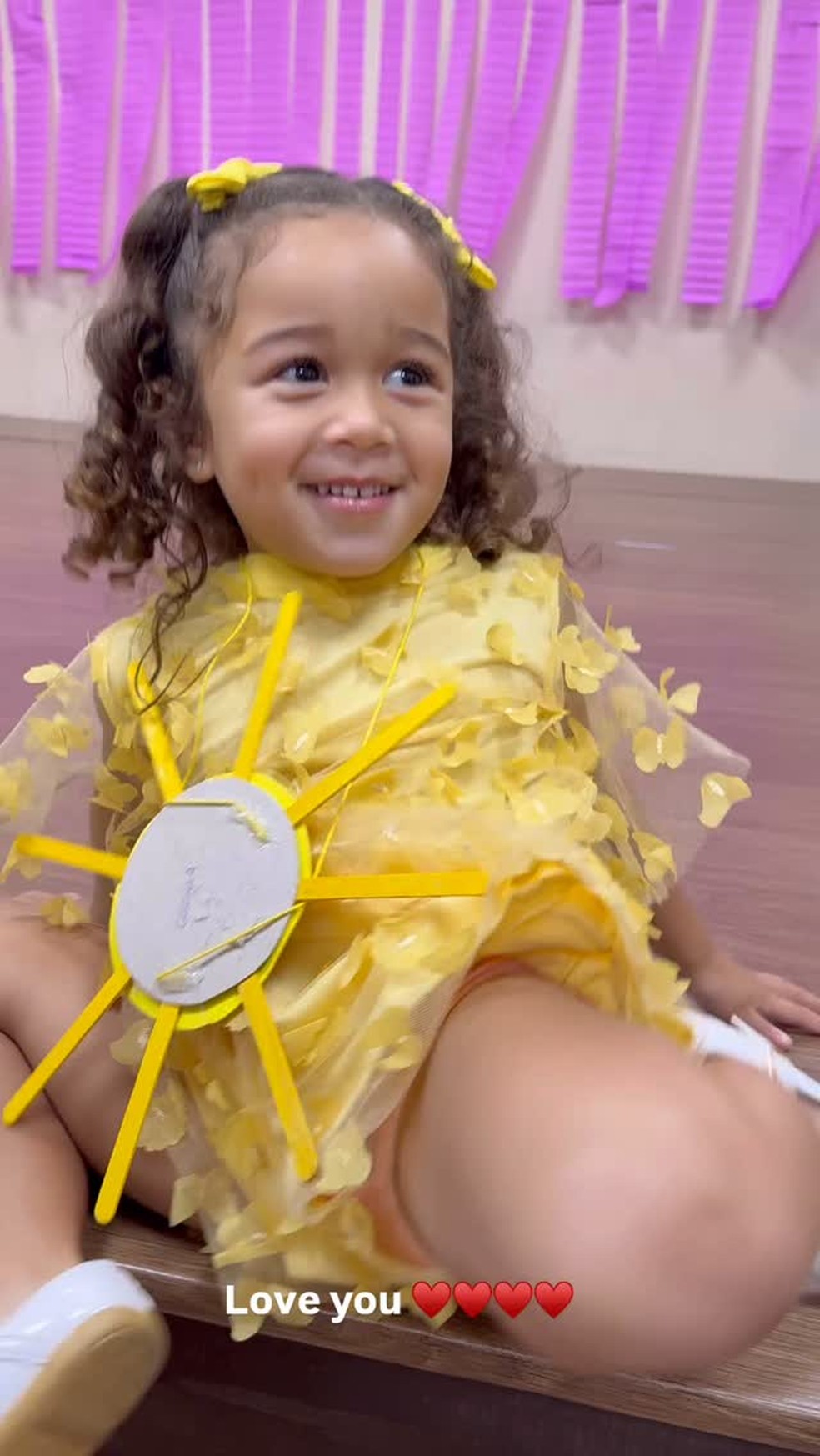 Karoline Lima assiste à primeira apresentação na escola da filha — Foto: Reprodução | Instagram
