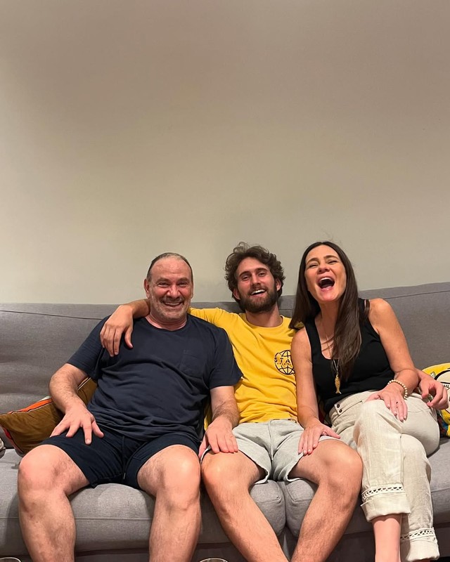 Filho de Marco Ricca e Adriana Esteves, Felipe Ricca exibe shape na praia