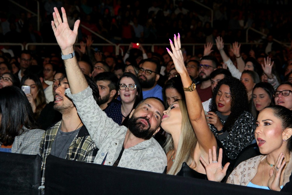 Mulher Melão se emociona em evento gospel