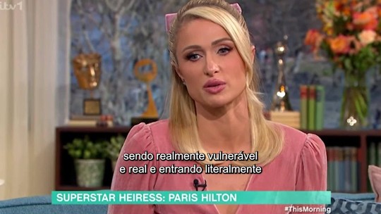 Vídeo: Voz real de Paris Hilton surpreende apresentadores em programa no Reino Unido