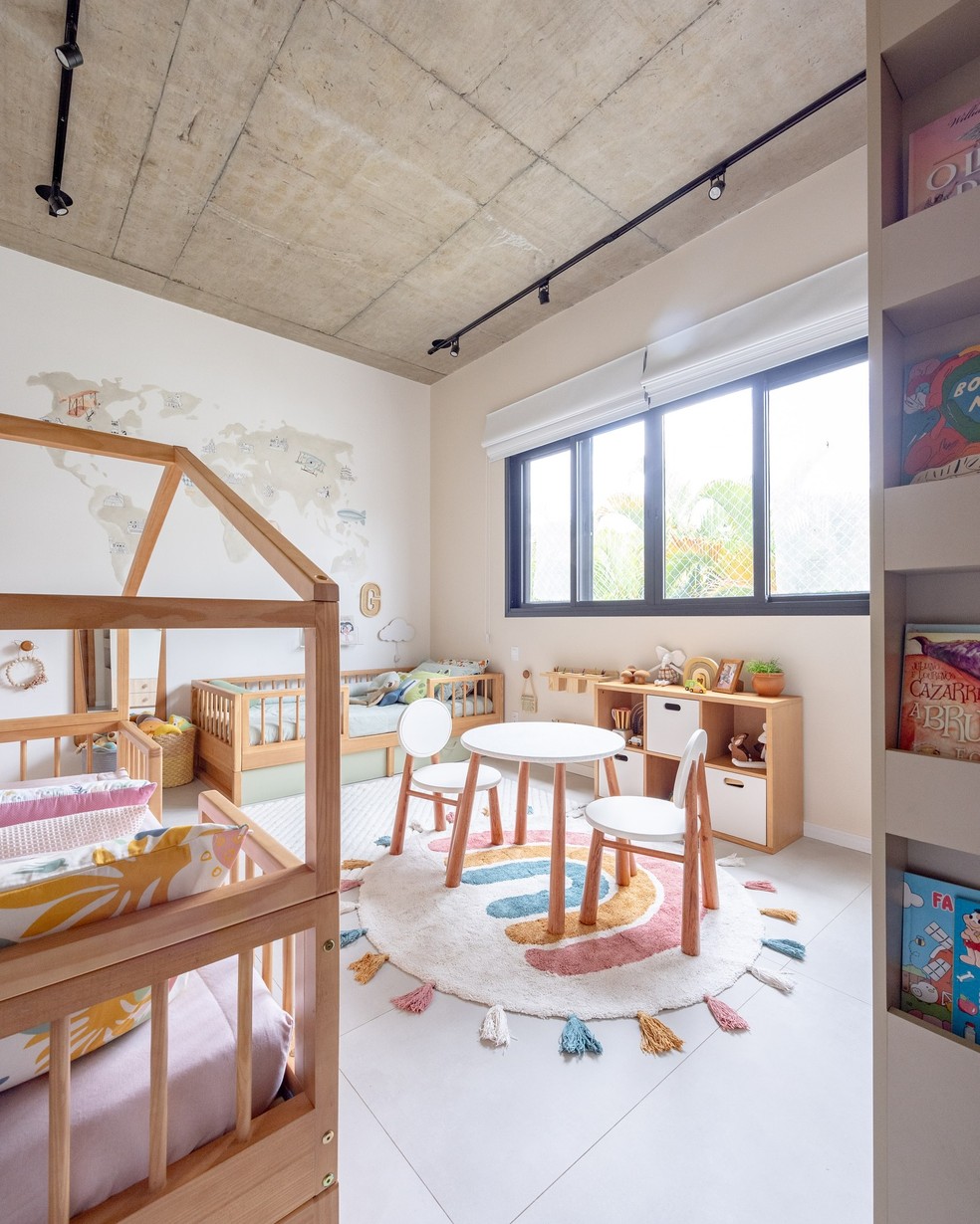 Juliano Cazarré e esposa mostram quarto de dois dos seis filhos — Foto: @interiordafoto