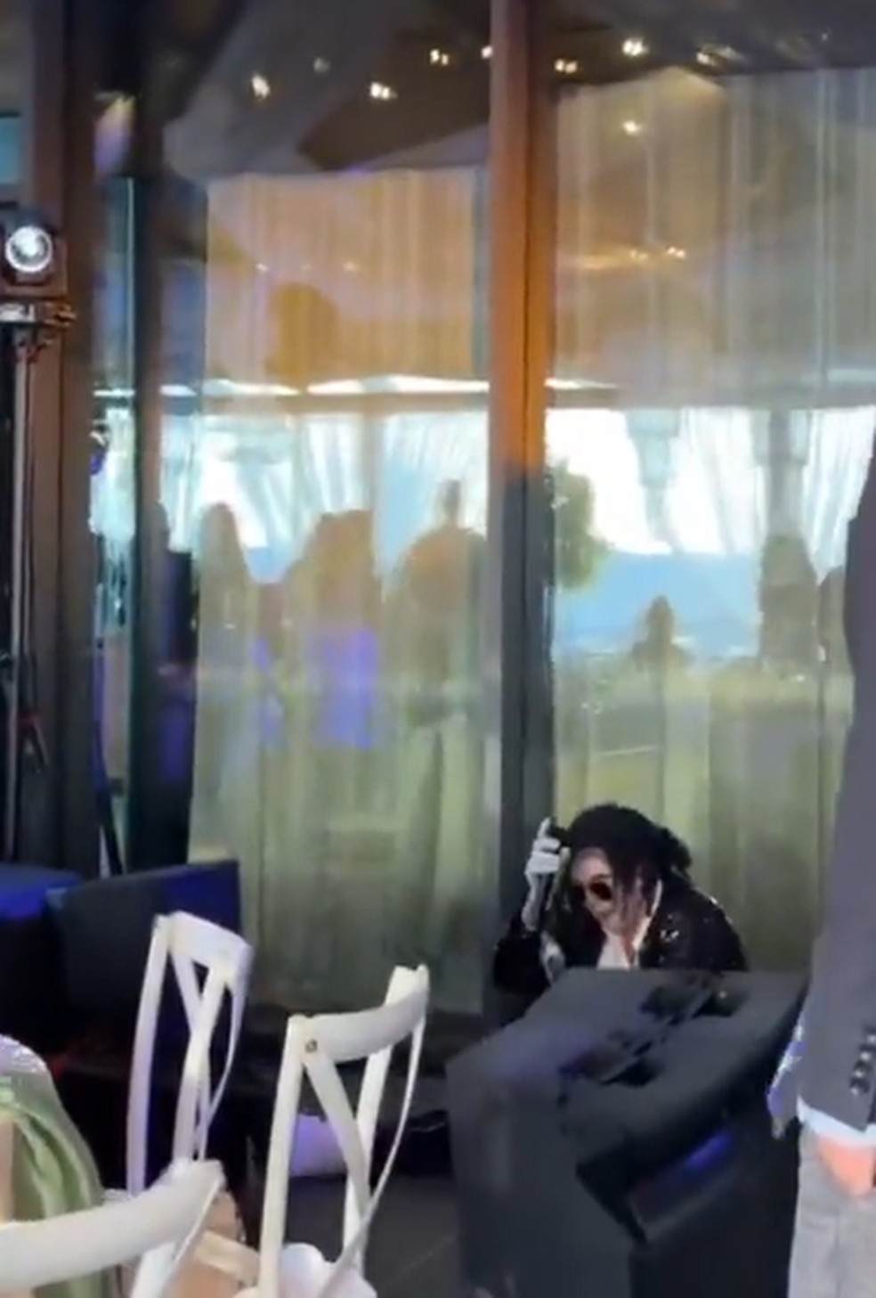 Caixa de som caiu em cima de cover de Michael Jackson em show — Foto: Reprodução/Instagram