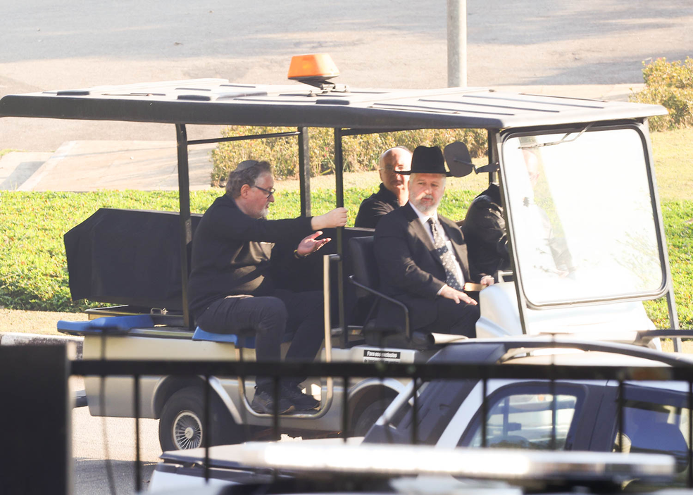 Corpo de Silvio Santos é levado para sepultamento no Cemitério Israelita do Butantã, em São Paulo — Foto: Manuela Scarpa/Brazil News