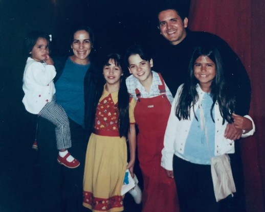 Gloria Pires e Orlando Morais levam as filhas Ana e Antonia para ver a peça 'O Rapto das Cebolinhas', estrelada por Carla Diaz e Thiago Oliveira em 2002