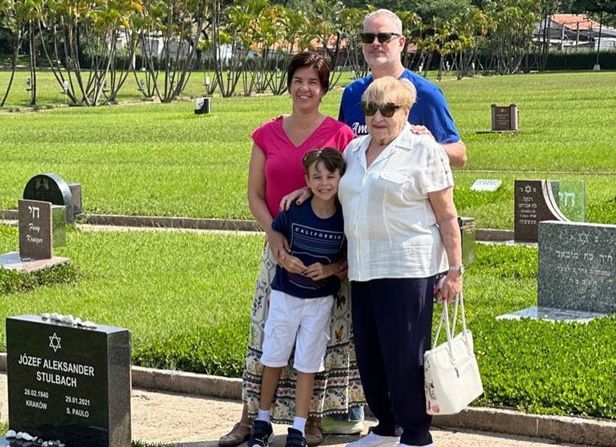 Dan Stulbach com a mãe, a irmã e o sobrinho no cemitério
