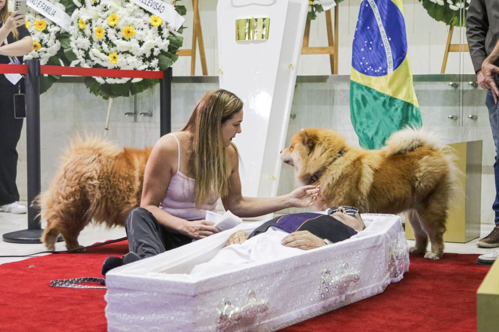 Com caixão no chão, viúva e cachorros de Nahim se despedem do cantor — Foto: Van Campos/AgNews