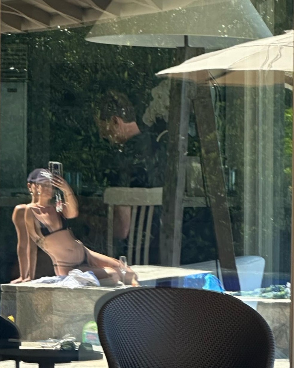Isis Valverde curte dia de piscina com o filho, Rael — Foto: Reprodução/ Instagram