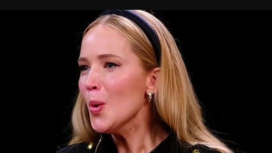 Jennifer Lawrence chora e fica com nariz escorrendo em desafio culinário com pimenta; vídeo