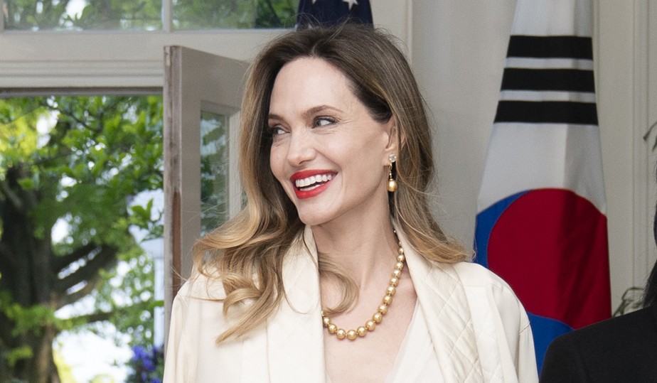 Angelina Jolie deixa filho mais velho em universidade; assista