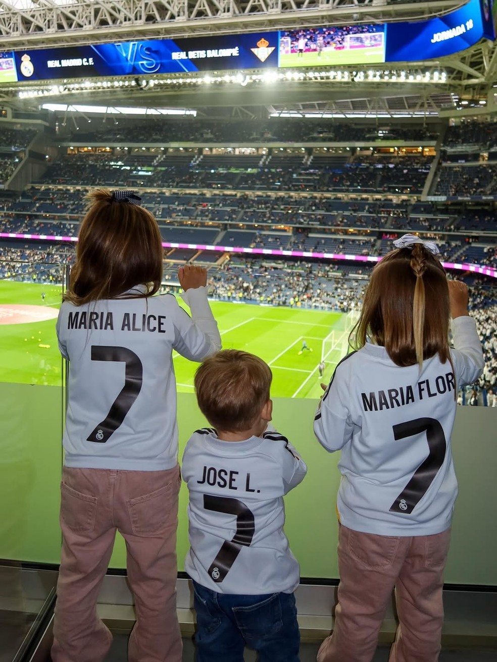 Virginia Fonseca foi com os filhos ao estádio torcer por Vini Jr — Foto: Reprodução/Instagram