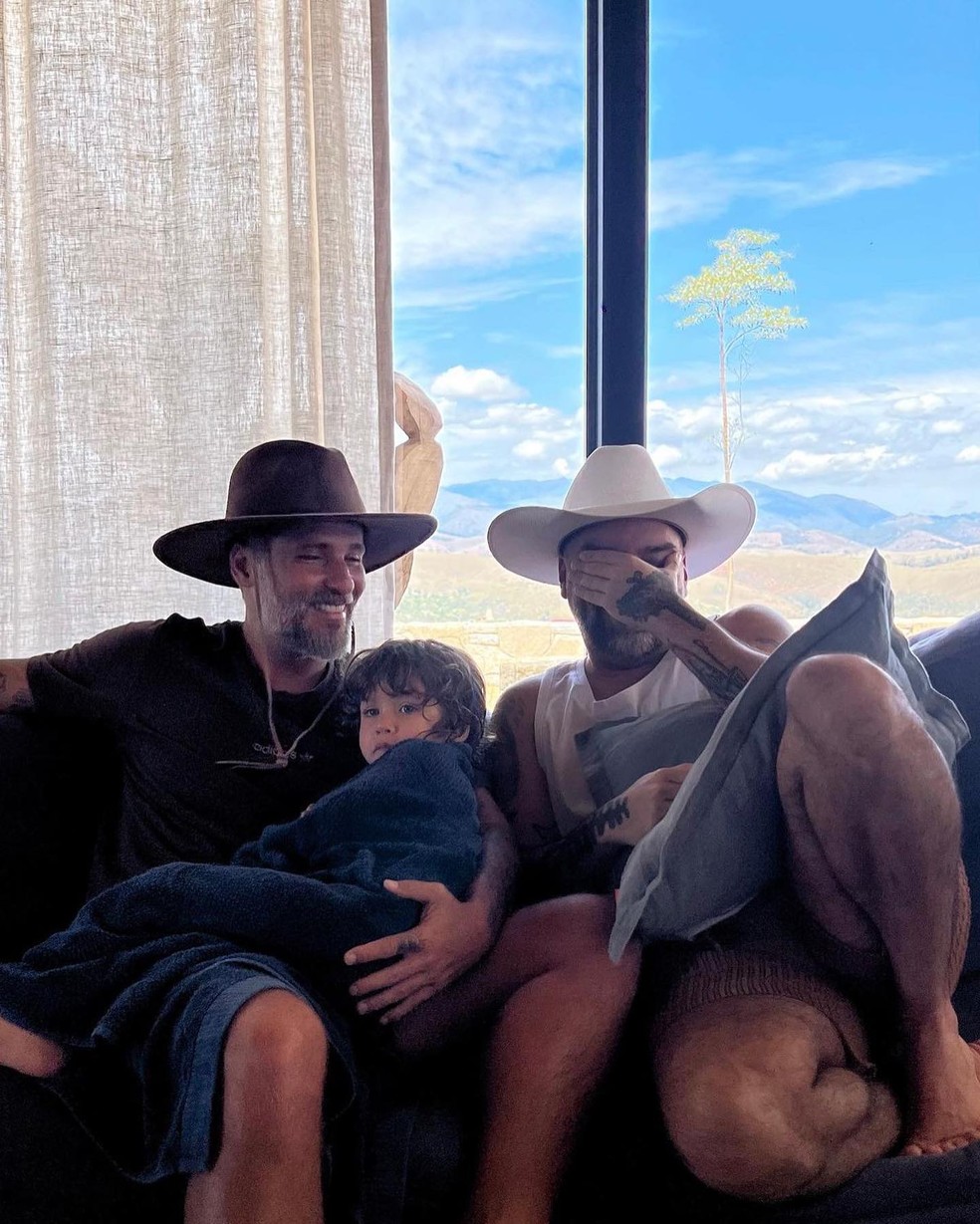Bruno Gagliasso e Giovanna Ewbank curtem feriado de 7 de setembro em rancho com a família — Foto: Instagram