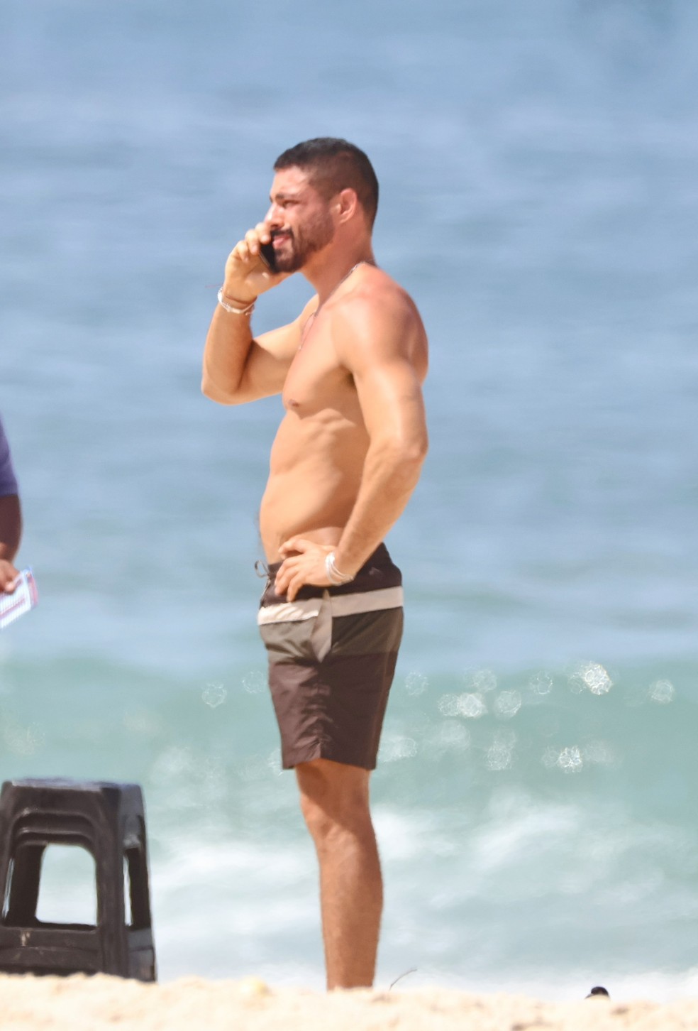 Cauã Reymond curte praia no Rio após cena de sunga em 'Vale Tudo' viralizar