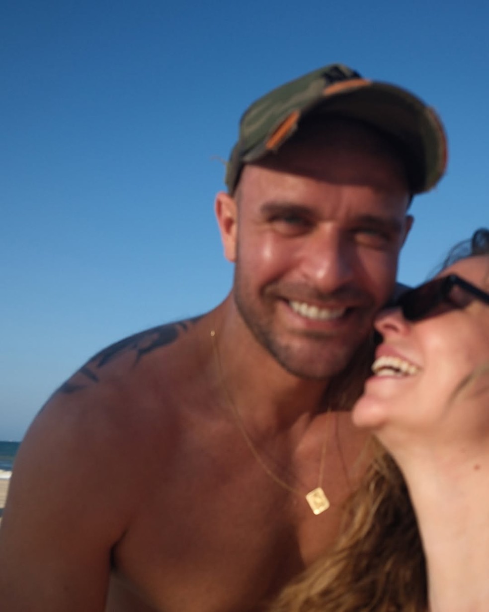 Paolla Oliveira atualiza o bronzeado em dia de praia com Diogo