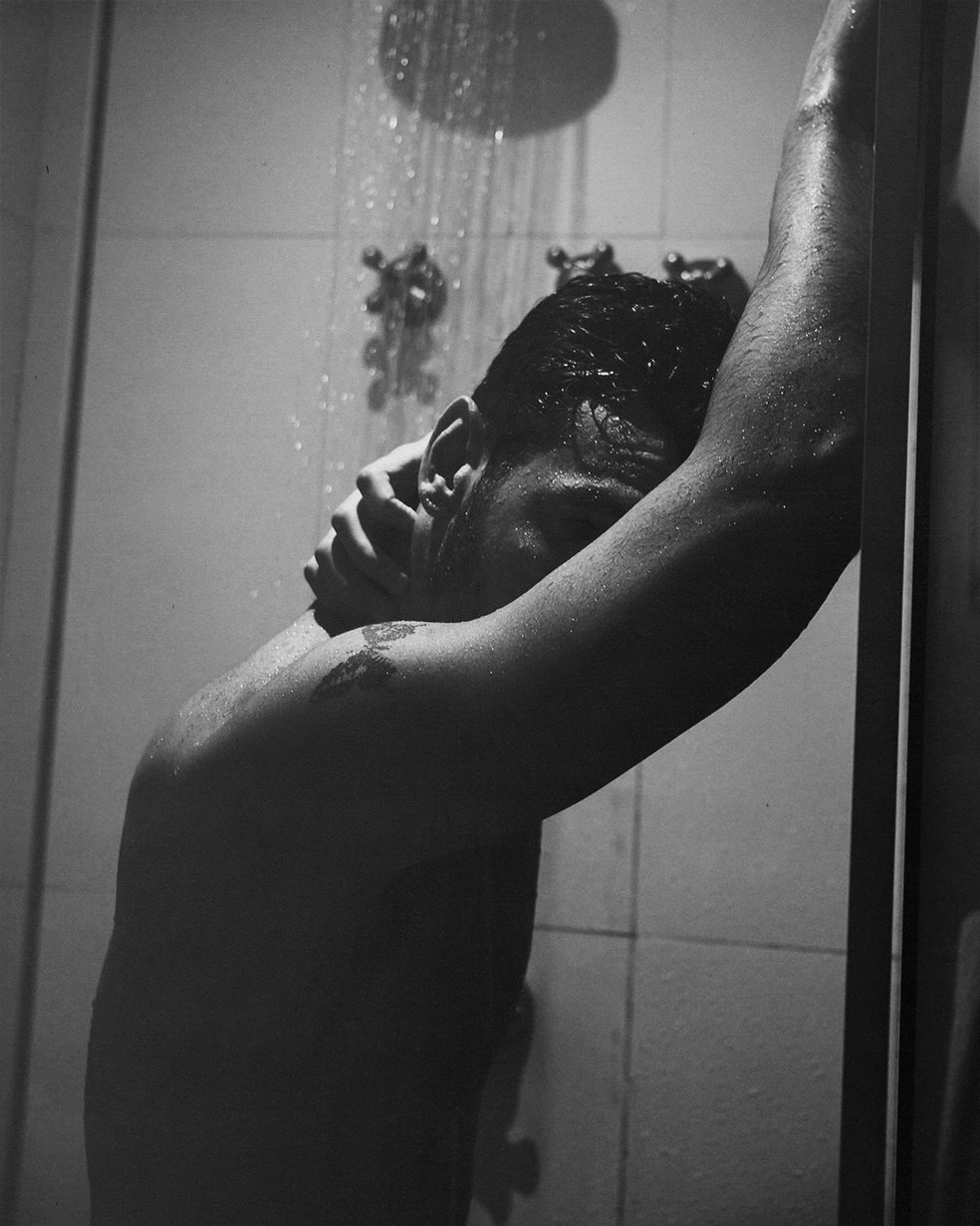 Henrique Barreira faz ensaio sensual no chuveiro e leva web à loucura — Foto: @m.tansi
