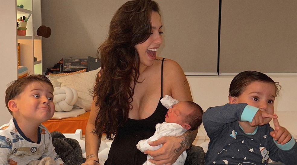 Gabi Brandt posta primeira foto com os 3 filhos: Davi, Henri e Beni — Foto: Instagram