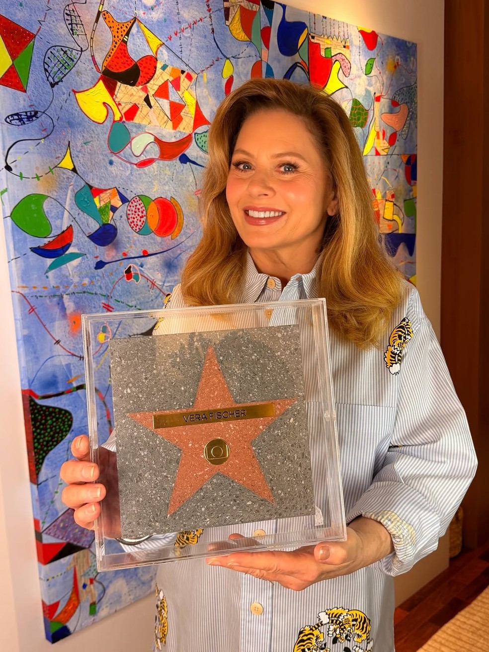 Vera Fischer ganha réplica da estrela da Calçada da Fama dos Estúdios Globo — Foto: Reprodução/Instagram