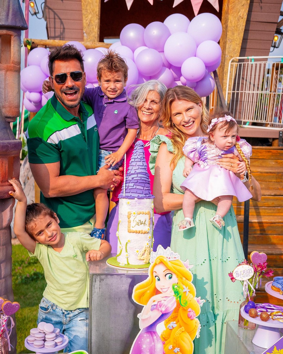 Julio Rocha comemora 4 meses da caçula, Sarah, ao lado da esposa, Karoline Kleine, e dos filhos José e Eduardo — Foto: Reprodução Instagram