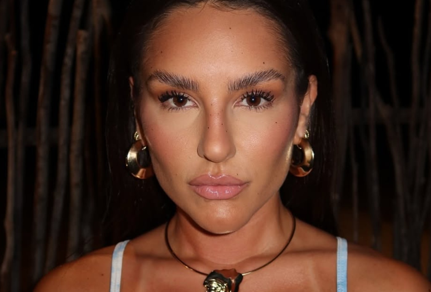 De bumbum pra cima e topless, Kéfera renova o bronzeado: 