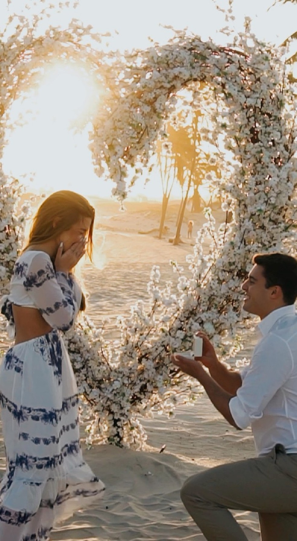 Luigi César pede a namorada, Julia Saraiva, em casamento — Foto: Reprodução/Instagram