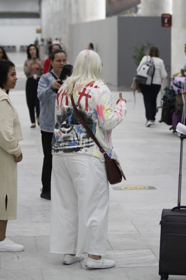 Fafá de Belém desembarca no Rio usando look personalizado