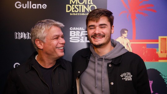Fabio Assunção surge sorridente ao lado do filho durante evento em São Paulo Fabio Assunção surge sorridente ao lado do filho durante evento em São Paulo
