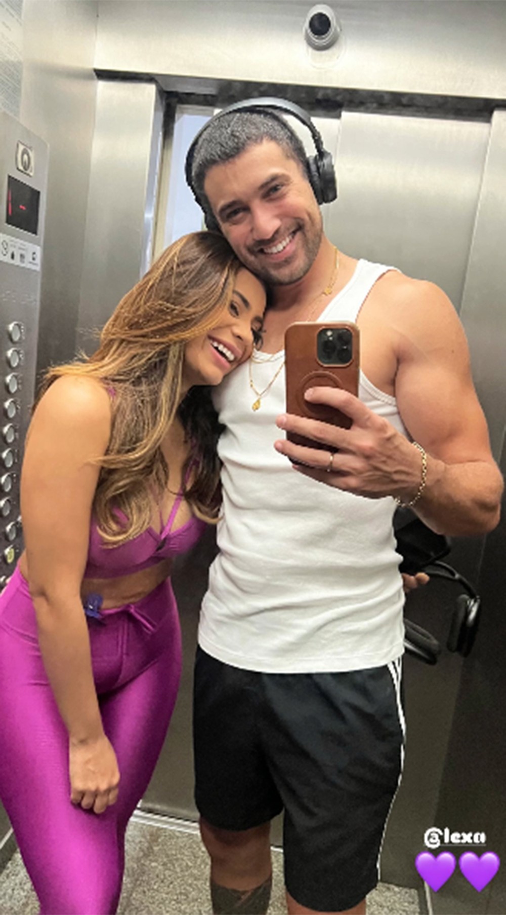 De barriga à mostra, Lexa treina com o noivo, Ricardo Vianna
