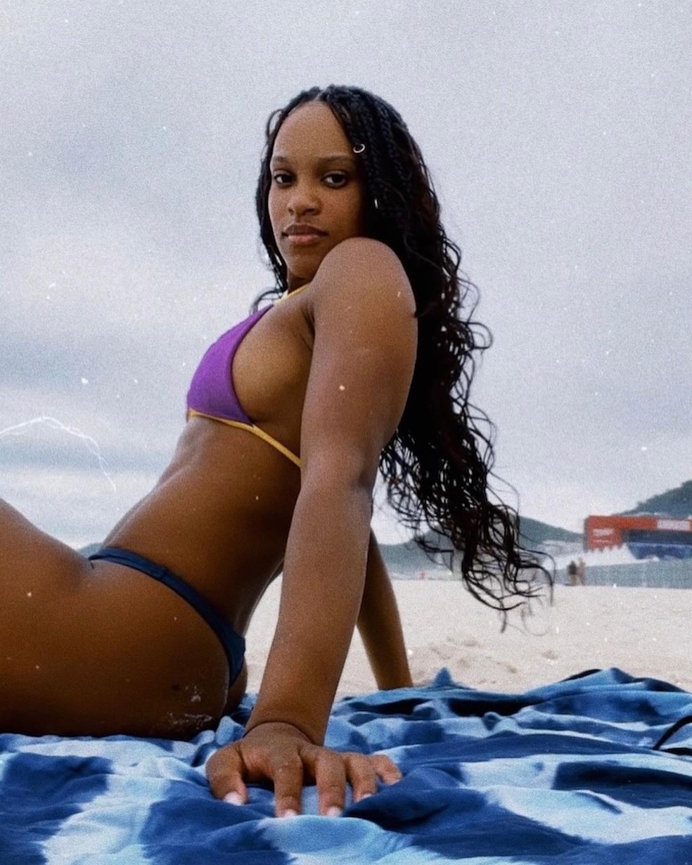 Rebeca Andrade exibe novo visual com cabelo mais escuro e alongado