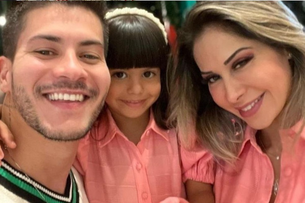 Arthur Aguiar e Maíra Cardi com a filha, Sophia, em foto de arquivo — Foto: Reprodução/Instagram