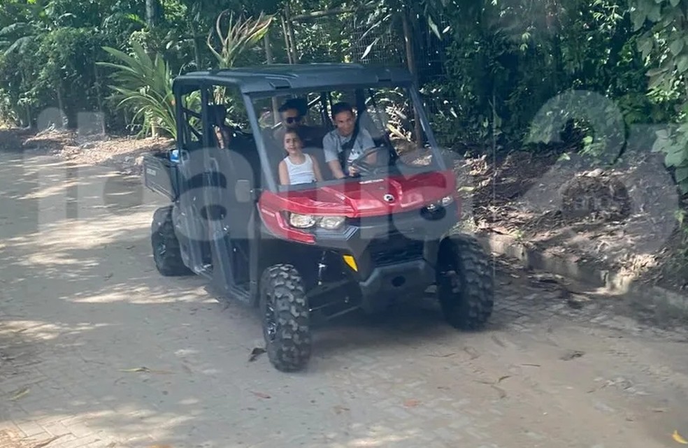 Ivete Sangalo curte dias de descanso ao lado das filhas, Marina e Helena, e do ex-marido Daniel Cady — Foto: IBahia/Reprodução